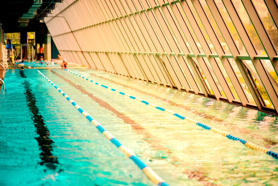 梧州成人混凝土钢结构游泳池项目